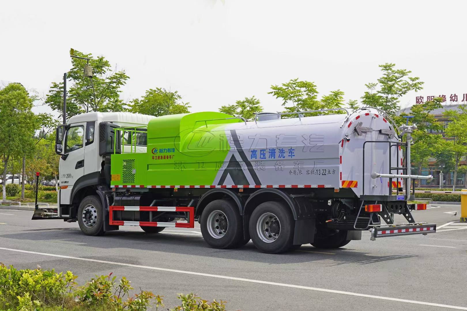 東風(fēng)天龍路面清洗車(chē)