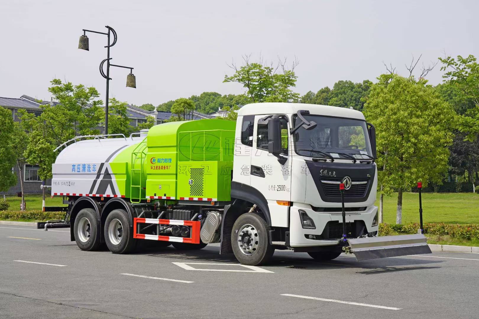 東風(fēng)天龍路面清洗車(chē)